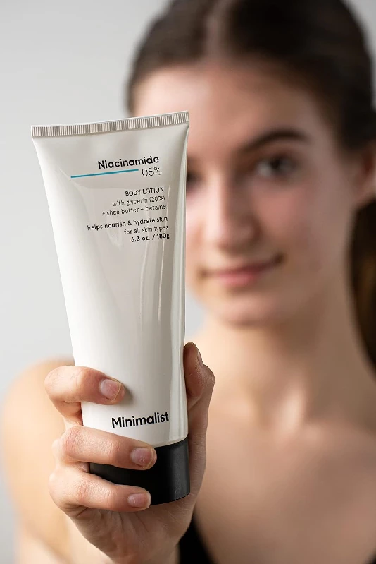 Minimalist Niacinamide Body Lotion, 180 g-7.webp